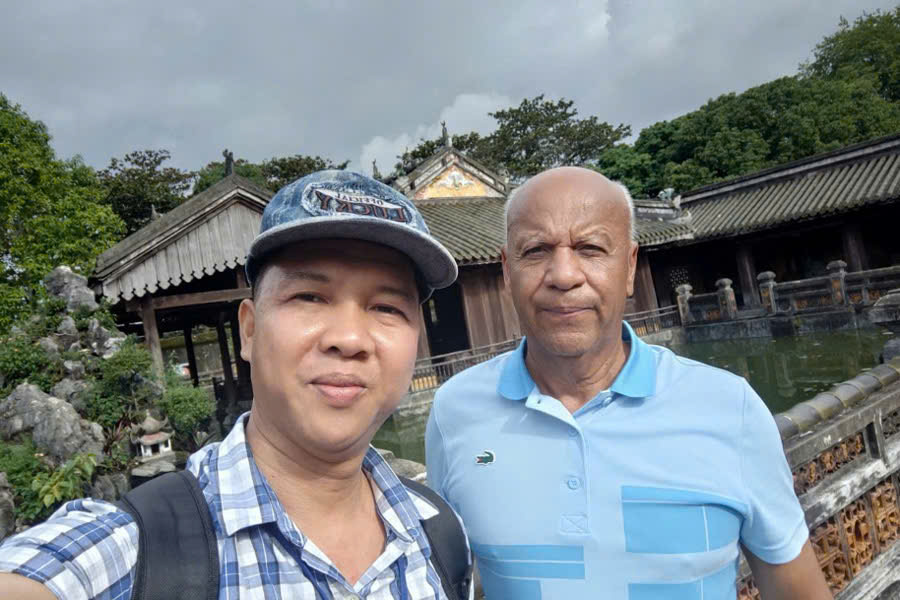 Mr. Viet Nguyen with a guest at Dien Tho Residence in Hue Imperial City during a Central Vietnam travel package