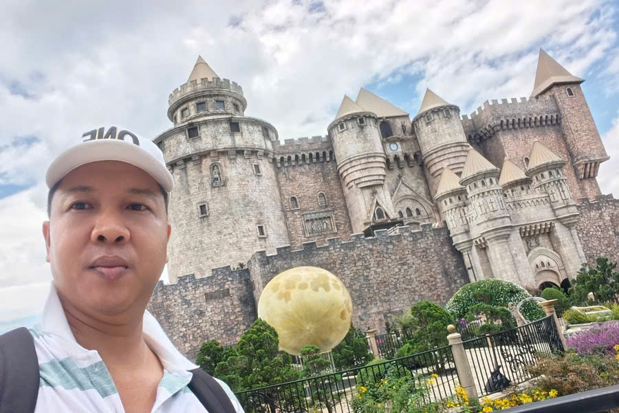 Viet Nguyen takes a selfie with Lunar Castle at Ba Na Hills
