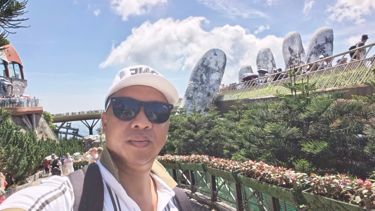 Selfie with Golden Bridge during Private Tour to Ba Na Hills