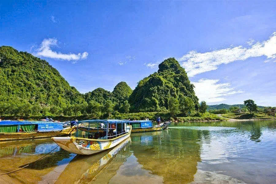 Phong Nha cave tours boats on Son River in Phong Nha Ke Bang National Park
