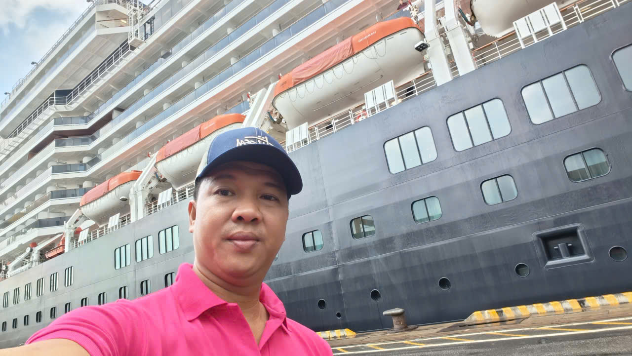 Viet Nguyen with Holland America Line cruise guests during a Chan May private shore excursion