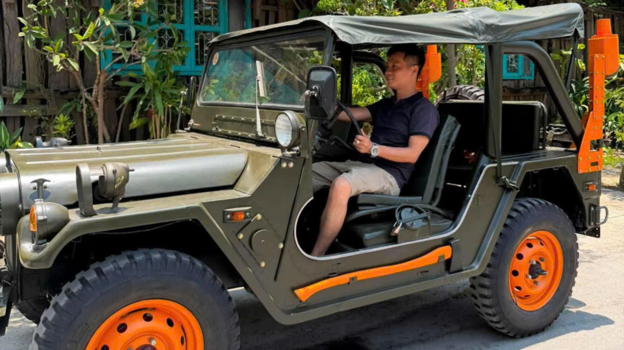Private Jeep tour on Hai Van Pass in Da Nang Vietnam with scenic mountain and ocean views